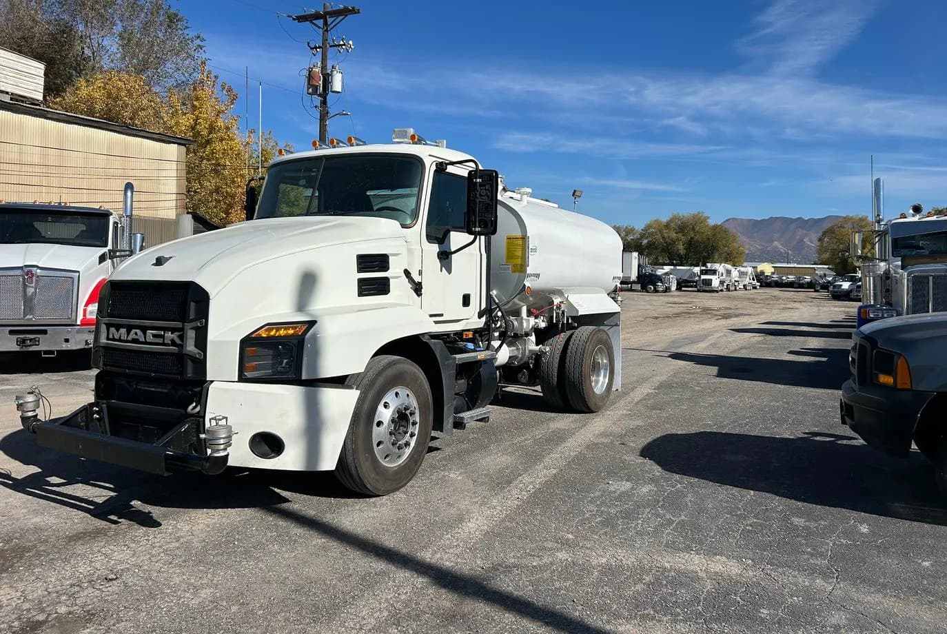 2020 Mack Water - Image 1